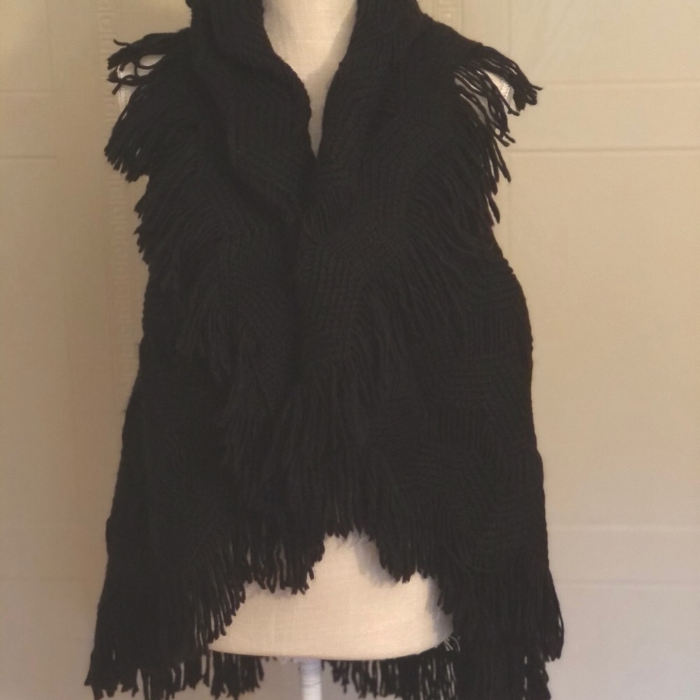 Sioni wool blend knitted shrug with fringe.S/M